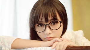 戴眼镜的美女