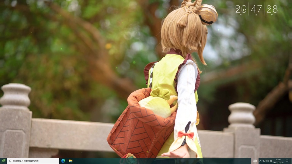 户外园林边cosplay人物侧身回望，背景是虚化的葱绿林木
