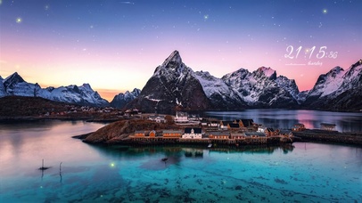 唯美晚霞下的雪山小镇