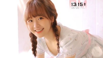 爱笑的双马尾美女