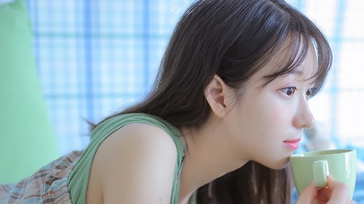 绿色衣服长发美女