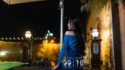 夜晚星空下的美少女