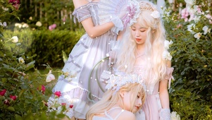 花园里的二次元美女