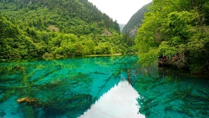 清澈唯美湖面