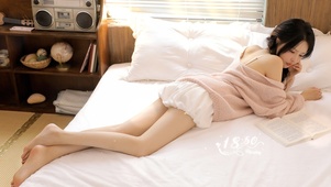 居家麻花辫美女