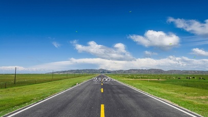 4K  蓝天白云草原公路