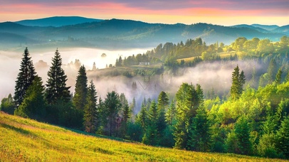 青山绿树烟雾缭绕的山顶