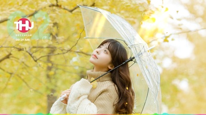 秋天树林里的美少女