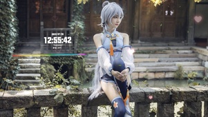 护栏上的cos长腿美女