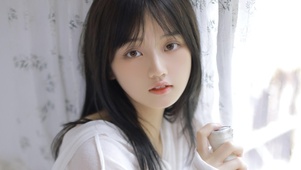 肌肤白净的美女