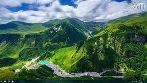  护眼绿色高山和蓝天