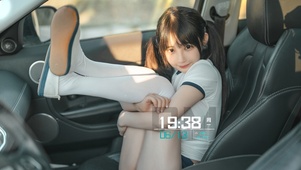 爱笑的双马尾美女