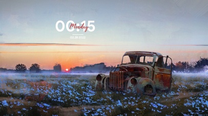 蓝色花田里的旧车