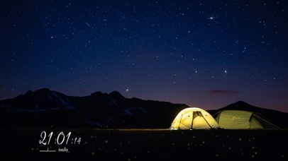 唯美星空下山顶露营