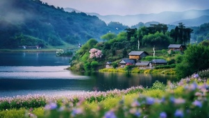 清晨河边村落
