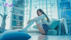 纤指敲弦，月色也随音归巢