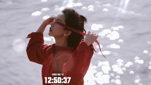 海边的红裙美女