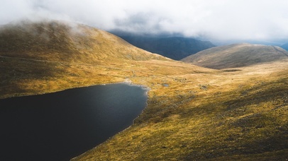 云雾缭绕的山中湖泊