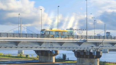 治愈高桥上的公交车