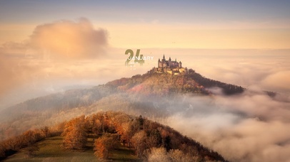 烟雾缭绕的夕阳山顶