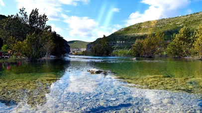 蓝天白云清澈湖泊