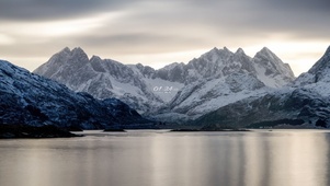 雪山湖泊