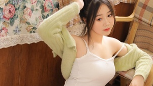 绿色外套的居家美女