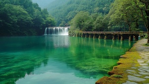 碧绿湖泊