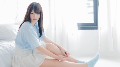 坐在床边的美女