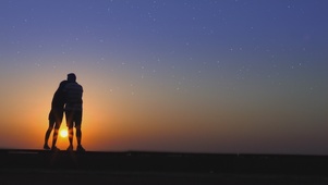 夕阳下的爱情背影