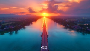 夕阳下的湖面