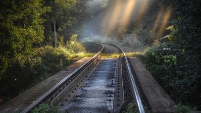 清晨幽静的铁轨小路