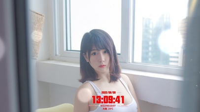 窗边的短发微胖美女