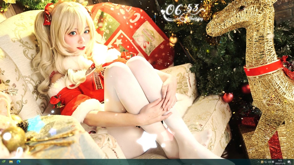 圣诞主题室内场景，金发双马尾少女着红边白绒圣诞服饰，搭配白长袜坐沙发上，旁侧有圣诞树与金色驯鹿摆件。