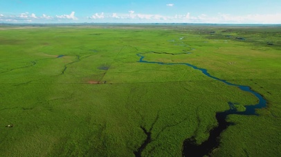 草原河流