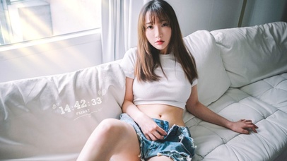 白色沙发上的少女