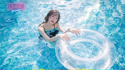 泳池里的女朋友