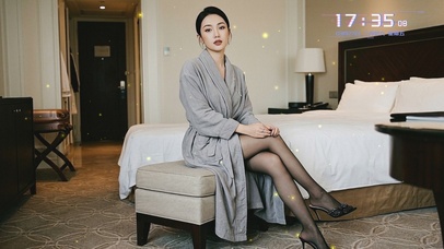 灼若芙蕖出渌波