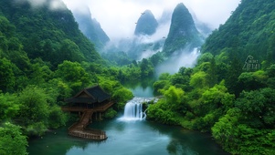 护眼山水雾气绿树木屋瀑布