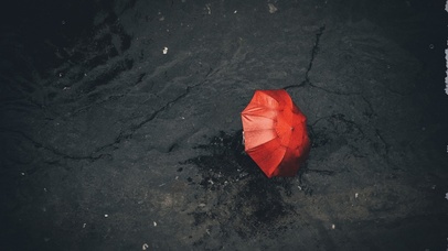 雨中红伞
