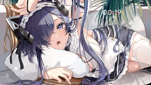 沙发上的美少女