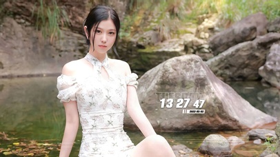 河边的旗袍美女