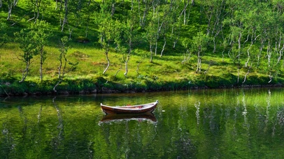 绿色护眼  湖上小船