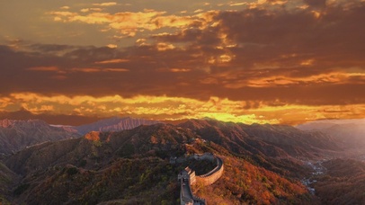 秋季夕阳下万里长城