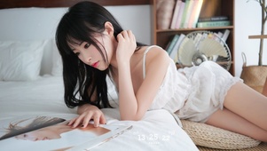 认真看书的美少女