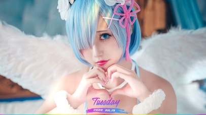 比爱心的短发美女