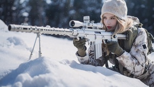 【4K】雪中狙击手美女