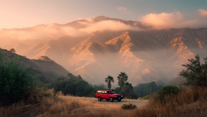 山雾中的旅行车