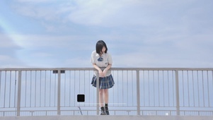 蓝天下倚栏遐思的校服少女-4K