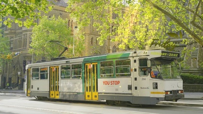 唯美春天城市公交车